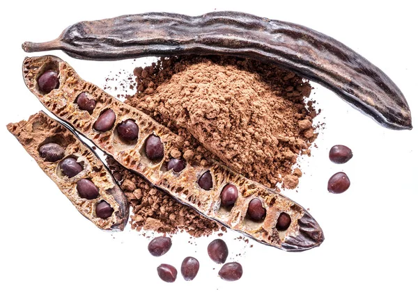 Carob pods och carob pulver på den vita bakgrunden. — Stockfoto