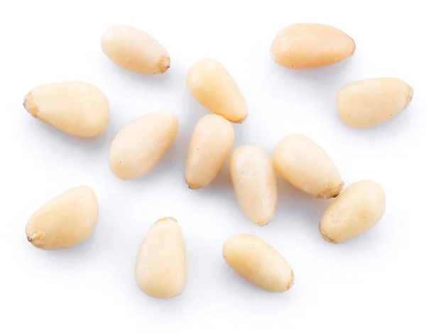 Сосновые орехи на белом фоне. Органические продукты питания . — стоковое фото