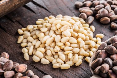 Çam fıstığı ahşap masa üzerinde. Organik gıda. Üstten Görünüm.