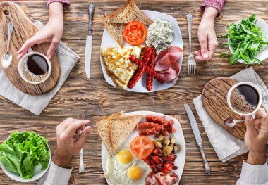 Geleneksel kahvaltı evde.