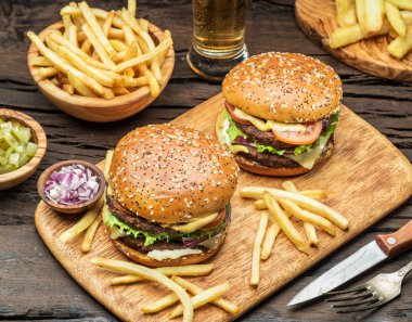 Tahta tepside hamburger ve patates kızartması..