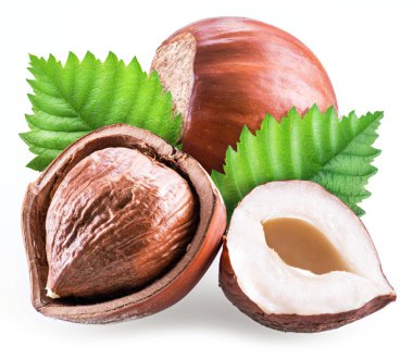 Fındık ve fındık bırakır izole üzerinde beyaz arka plan.