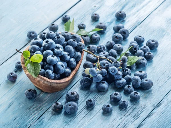 Blueberries in the wooden bowl on the table. — Stock Photo, Image