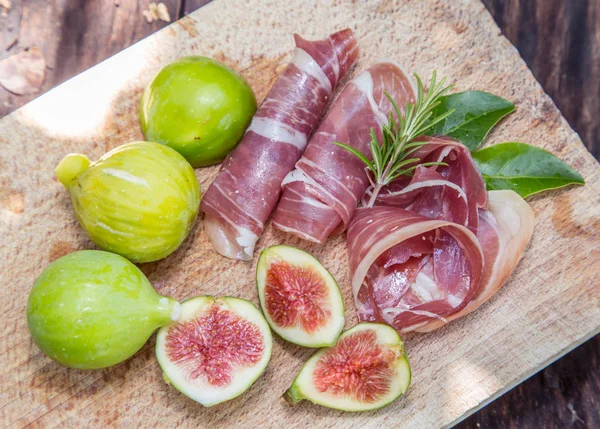 Frutos de figo maduros e bacon ou presunto. Alimentos para acompanhar o d — Fotografia de Stock