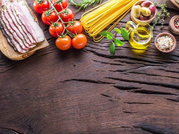 Verscheidenheid van voedsel op de houten tafel. Bovenaanzicht. — Stockfoto