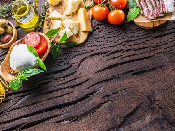 Verscheidenheid van voedsel op de houten tafel. Bovenaanzicht. — Stockfoto