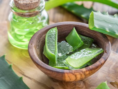 Taze aloe bırakır ve aloe jeli ahşap sekmesinde kozmetik kavanoza
