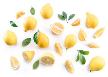 Olgun limon ve limon beyaz zemin üzerine bırakır. Üstten Görünüm.