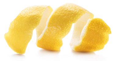 Limon kabuğu veya beyaz zemin üzerine limon twist. Yakın çekim.