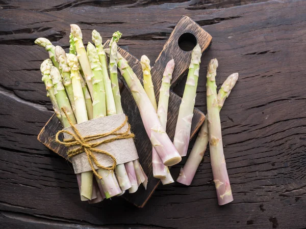 Verse witte asperges spruiten op houten tafel. Koninklijke groente. — Stockfoto