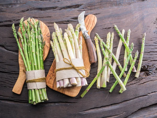 Tipi verdi e bianchi di germogli di asparagi su tavolo di legno. Inizio pagina — Foto Stock