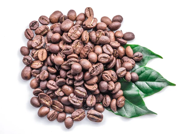 コーヒー豆の焙煎と白い背景の上の葉. — ストック写真