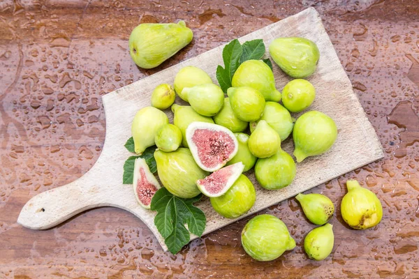 Frutos de figo maduros na mesa de madeira . — Fotografia de Stock