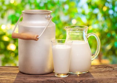 Ahşap masa üzerinde farklı yemekler çiftlik süt. Bulanık olmadığım