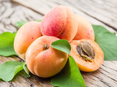 Kayısı ve onun kesit eski ahşap tablo.