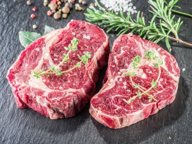 Kaburga biftek siyah arka plan üzerine baharat ile. 