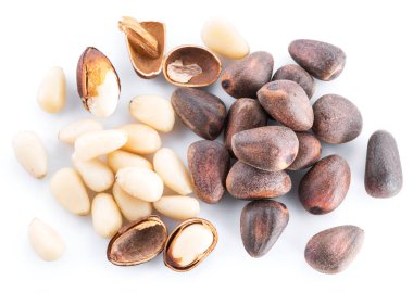 Çam fıstığı beyaz arka plan üzerinde. Organik gıda.