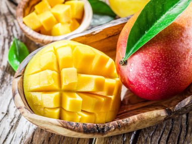 Mango meyve ve ahşap masa mango küpleri.
