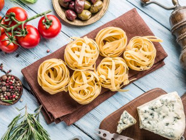 Domates, spagetti makarna ve baharatlar.