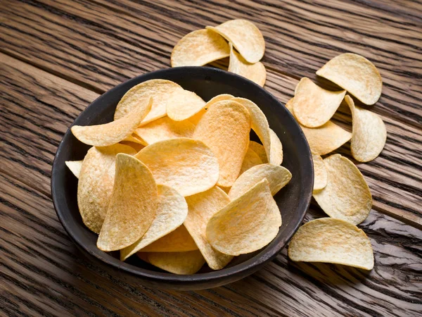 Chips op een houten achtergrond. — Stockfoto