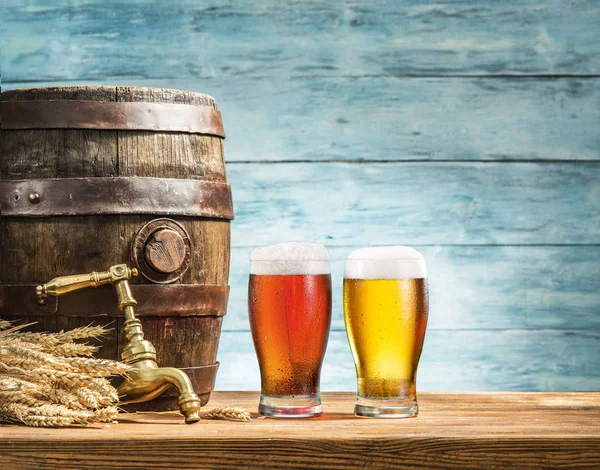 Glas öl och ale fat på träbord. Craft brewe — Stockfoto