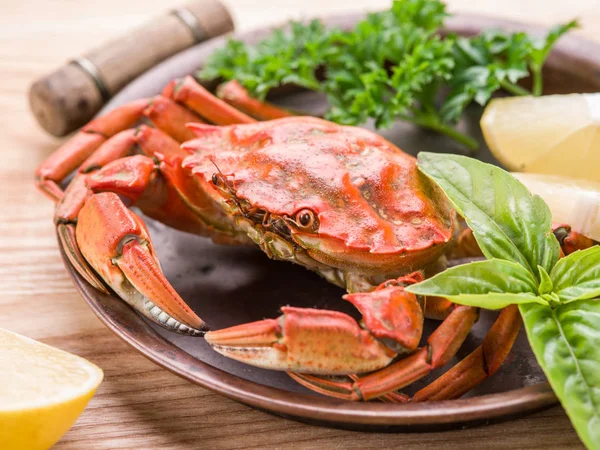 Gekochte Krabben mit Zitrone und Kräutern. — Stockfoto