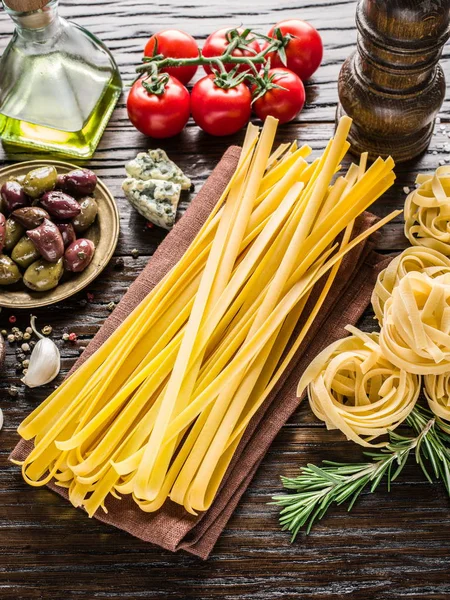 Tomates, pasta de espagueti y especias . —  Fotos de Stock