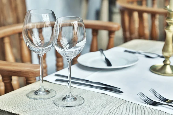 Tabulka nastavení s poháry na vinobraní café. — Stock fotografie