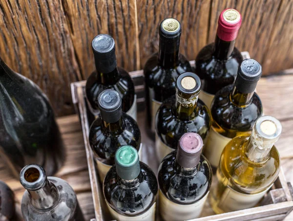 Botellas de vino en una caja de madera  . — Foto de Stock