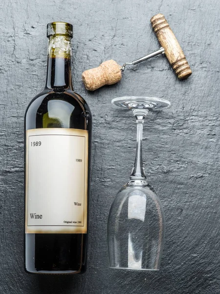 와인 병, 와인 유리와 흑연 보드 코르크. — 스톡 사진