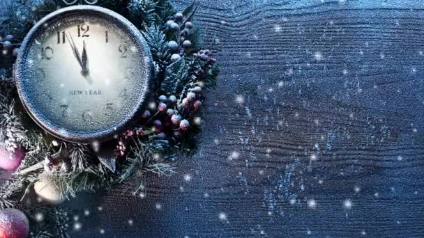 新年の装飾と壁の時計と古い木製の背景は 5分で12時間に達する分の手 手前で雪が降っている — ストック動画
