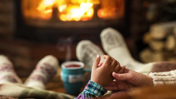 靠近壁炉的温暖气氛 女人和小孩的脚都穿着羊毛袜 水汽从热饮中升起 — 图库视频影像