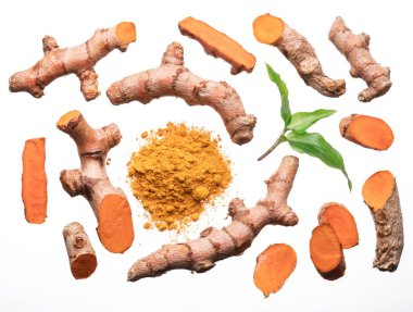 Whit 'e izole edilmiş taze zerdeçal kesikleri ve zerdeçal tozu.