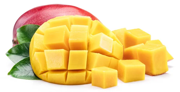 Mangofrucht mit Mangowürfeln. Isoliert auf weißem Hintergrund. — Stockfoto