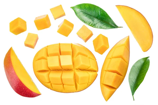 Beyaz bir sırt deliğinde izole edilmiş mango dilimleri ve mango küpleri. — Stok fotoğraf
