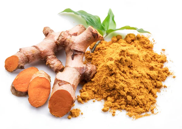 Rizoma di curcuma fresca e polvere di curcuma isolati su bac bianco — Foto Stock