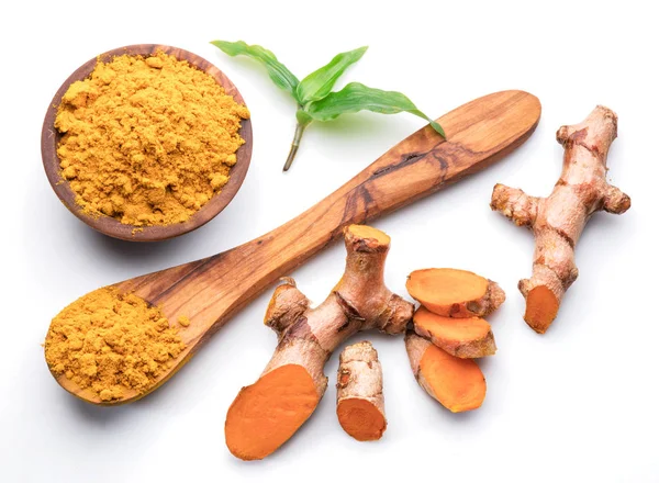 Rizoma di curcuma fresca e polvere di curcuma isolati su bac bianco — Foto Stock