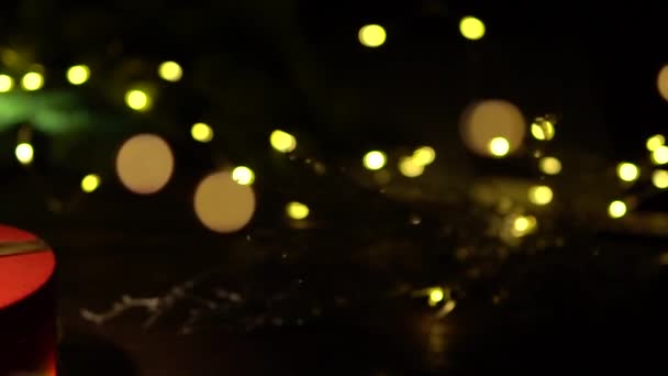 Kırmızı Hediye Kutularıyla Noel Arkaplanı Amera Hediyeye Yavaşça Yaklaşıyor Planda — Stok video