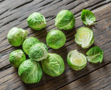 Eski ahşap masada Brussel lahanası.