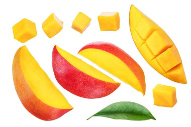 Mango dilimleri ve küpleri. Beyaz bir arkaplanda izole edilmiş.