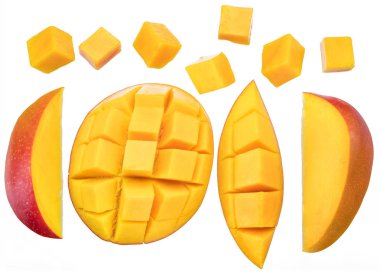 Beyaz bir sırt deliğinde izole edilmiş mango dilimleri ve mango küpleri.