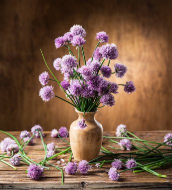 Soğan (chives) buket üzerinde ahşap tabl vazoda