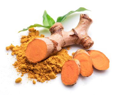 Taze zerdeçal ve beyaz bac üzerinde izole edilmiş zerdeçal tozu