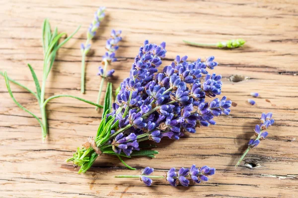 Stelletje lavandula 's of lavendelbloemen op de houten achtergrond. — Stockfoto