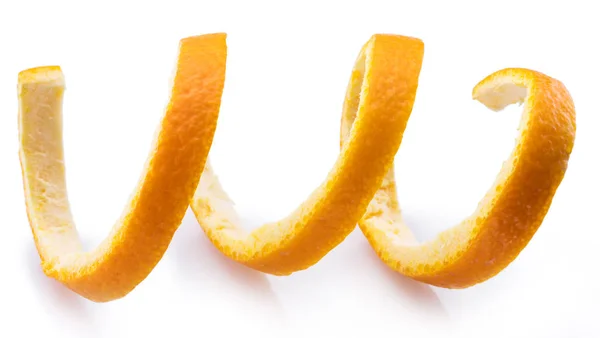 白の背景にオレンジの皮かオレンジのねじれ。閉鎖. — ストック写真