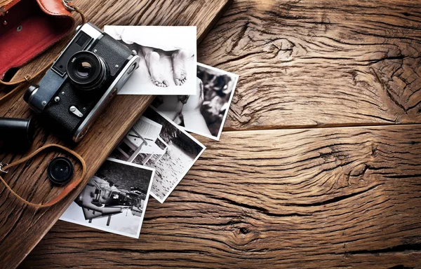 Starý dálkoměrný fotoaparát a černobílé fotografie. — Stock fotografie