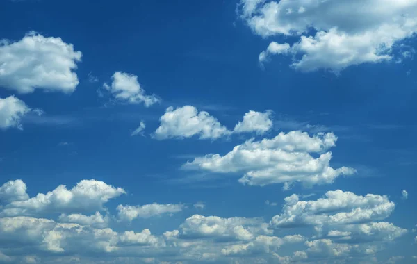 Några ljus cumuliform moln i ren blå himmel. — Stockfoto