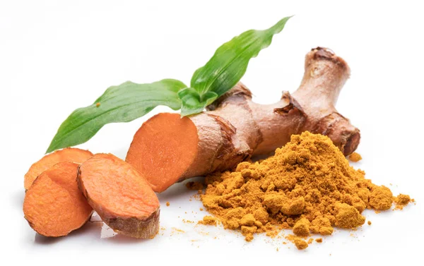 Rizoma di curcuma fresca e polvere di curcuma isolati su bac bianco — Foto Stock