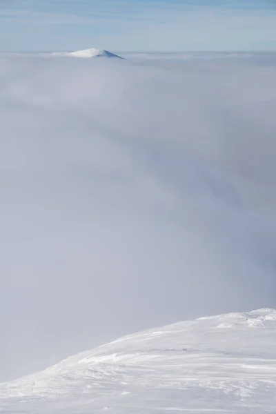 白い重い雲の上。の頂上からの雲景のパノラマ — ストック写真