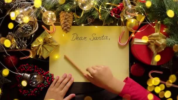 Письмо Санта Клаусу Накануне Рождества Нового Года Детские Руки Карандашом — стоковое видео
